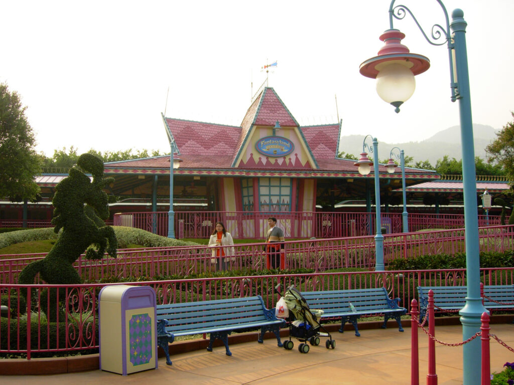 HK Disneyland Fantasyland Station b
